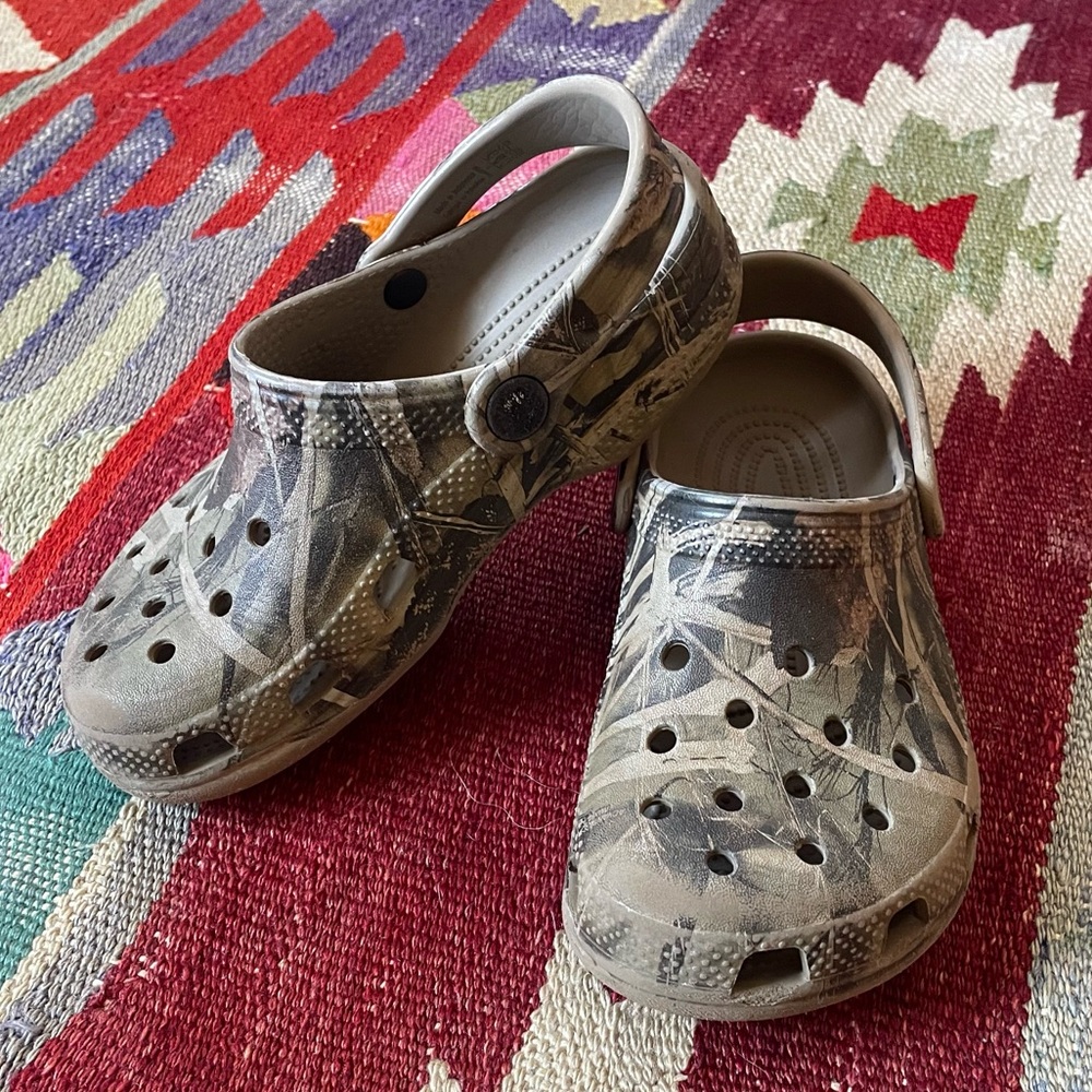 Big Kids’ Crocs Unisex Classic Black Gray Camo Dino Clog J1 Jibbitz Water Shoes
